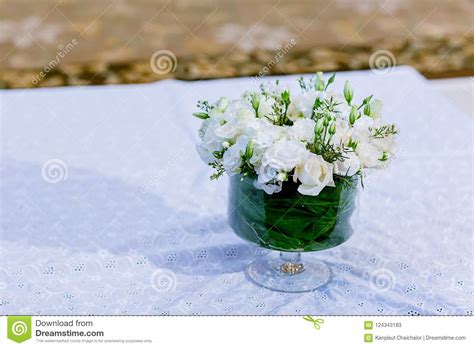 Flores Bonitas Em Uns Vasos No Fim Da Tabela Acima Imagem De Stock