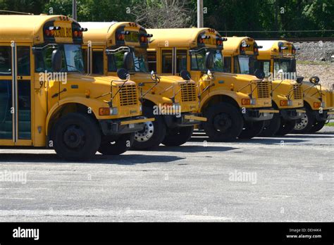 Autobuses Escolares Fotografías E Imágenes De Alta Resolución Alamy