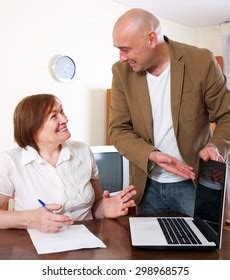 Mature Woman Filling Questionnaire Employee Laptop Foto Stock 298968575