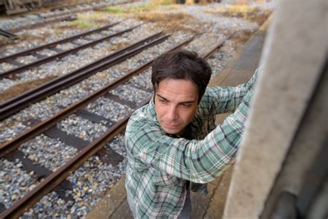 Guapo turista persa en la estación de tren de bangkok Foto Premium