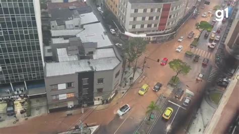 Vídeo Chuva forte alaga vias centrais de Juiz de Fora nesta terça