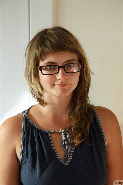 Das schöne amerikanische Babe Tipper Brannan zeigt ihren runden Arsch und ihre haarige Muschi