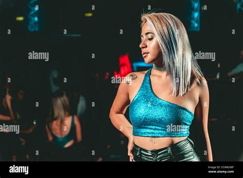 Femme blonde assise souriant dans un bar Banque de photographies et dimages à haute résolution