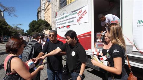 Fiscais Agropecu Rios Distribuem Leite Em Protesto Na Cinel Ndia