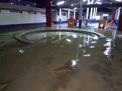 Muro de creche desaba e casas ficam alagadas após chuva de 86