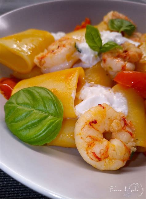 PACCHERI CON GAMBERI E STRACCIATELLA Fiocco Di Sale