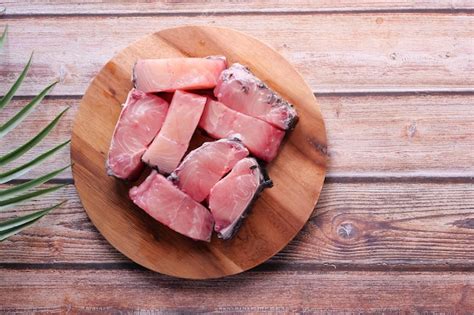 Filete De Bacalao Fresco Deshuesado Y Sin Piel Sobre Una Tabla De