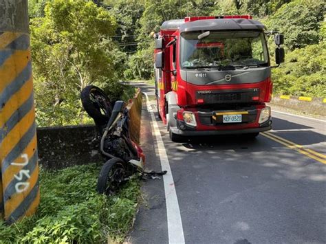 阿婆灣「重機翻覆」倒插橋邊 騎士摔落30公尺深溪谷已無呼吸心跳 社會 中時