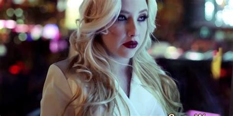 Blonde Lesbian Undresses Tnaflix