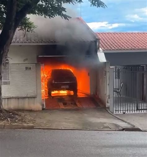 Carro pega fogo dentro de garagem em residência no Paraná Portal Ta