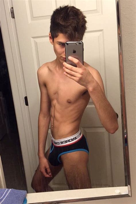 Joven Guapo Desnudo Quiere Darte De Mamar Pene De 23cm Tema Gay