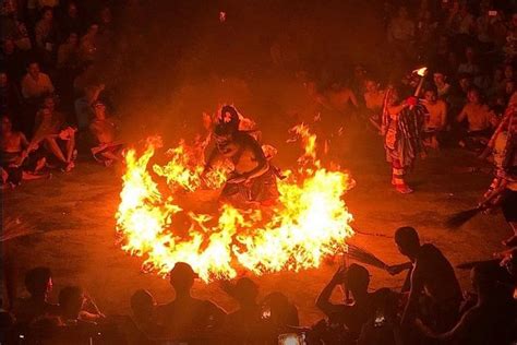 Uluwatu Temple Sunset & Kecak Fire Dance Show: Triphobo