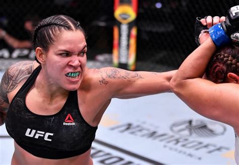 VÍDEO Assista à vitória de Amanda Nunes sobre Julianna Peña no UFC 277