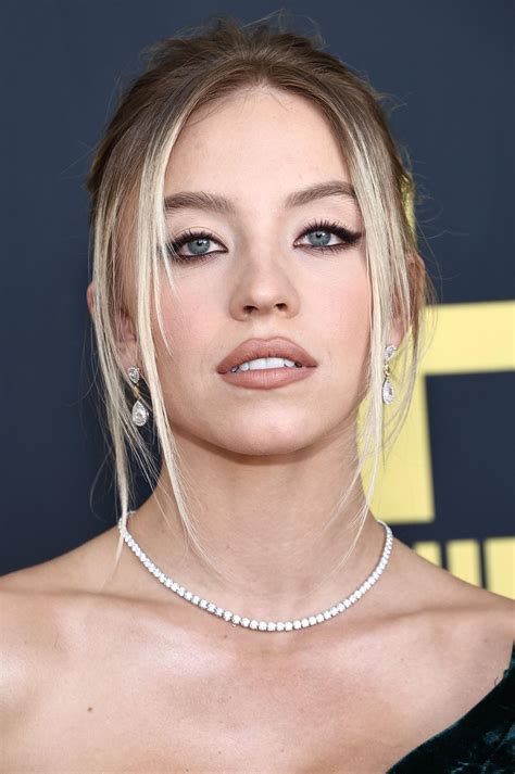 Her face is so inviting, want to cum on it so bad : r/SydneySweeneyGW