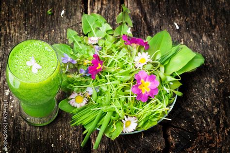 Gr Ner Smoothie Und Salat Von Wildkr Utern Stock Foto Adobe Stock