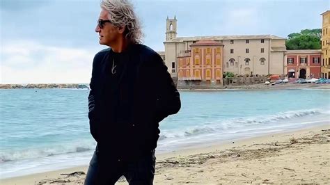 Ligabue A Sestri Levante Visita La Mostra Dedicata Alla Sua Carriera