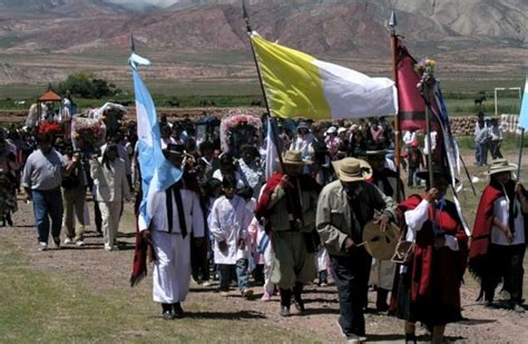 Los peregrinos caminan hacia el Señor y la Virgen del Milagro