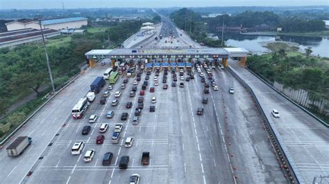 Arus Lalu Lintas Di Tol Penang Dan Permai Pada H 2 Idul Fitri Masih Padat