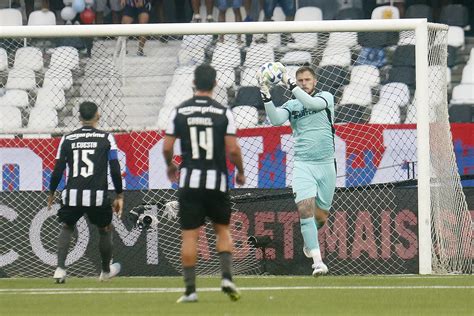 Perri Exalta Presença Da Torcida Em Treino Aberto No Nilton Santos