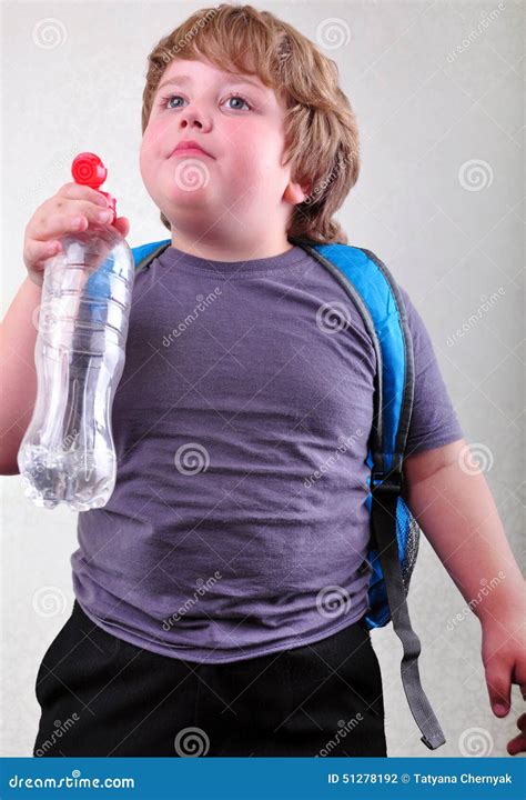 Leuke Blonde Jongen Met Een Fles Water Stock Foto Image Of Blond Leuk