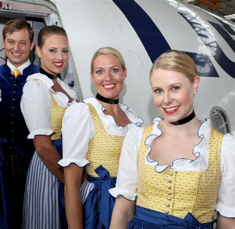 Trachten Crew Wiesn Stimmung Mit Stewardessen Ber Den Wolken Welt