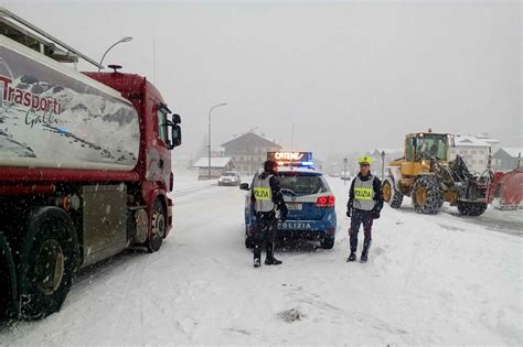 Lombardia è arrivata la neve Disagi alla circolazione di treni e auto