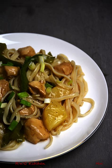 Makaron Chow Mein Z Kurczakiem Na S Odko Przepis Przyslijprzepis Pl