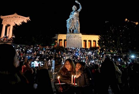 Bis zu 100 000 Menschen bei Lichtermeer für Demokratie in München