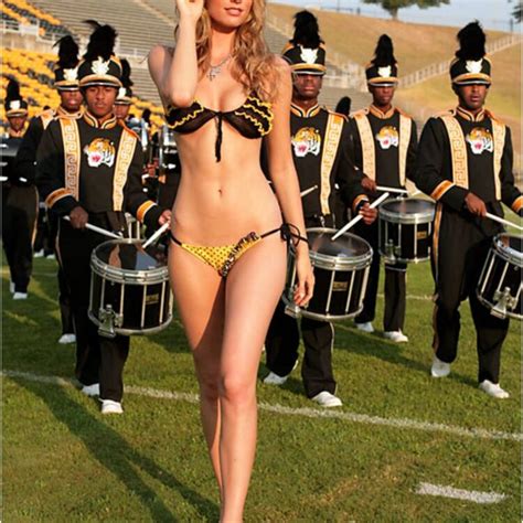 Hot Sexy Julie Snyder Bikini Pics