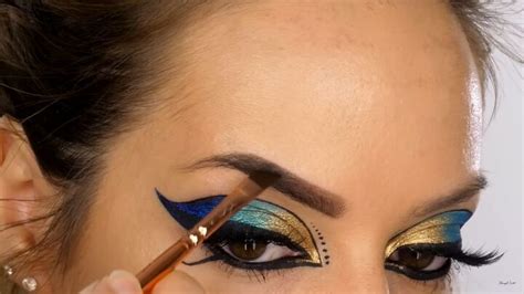 Super Glam Cleopatra Halloween Makeup Tutorial | Upstyle