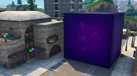 Fortnite on a enquêté sur ce gros cube violet dans le Battle Royale