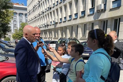 Деца взеха интервю от главния прокурор Иван Гешев (Видео, снимки)
