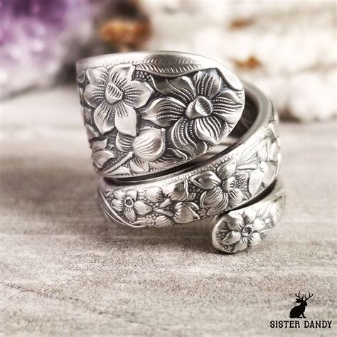 A Beautiful Art Nouveau Ring Depicting A Detailed Bouquet Of Daffodil