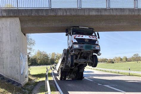 J Hriger Bleibt Mit Lkw Spektakul R An Br Cke H Ngen Ostfriesische