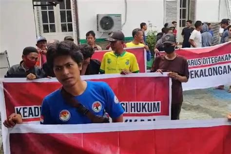 Puluhan Massa Sambangi Pn Kota Pekalongan Tuntut Keadilan Soal Putusan