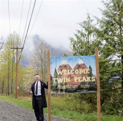 Twin Peaks Sign - Welcome to Twin Peaks - North Bend Escapes