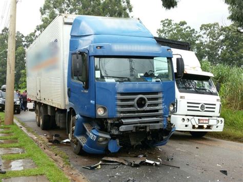 G1 Mulher de 26 anos morre após bater de frente caminhão em