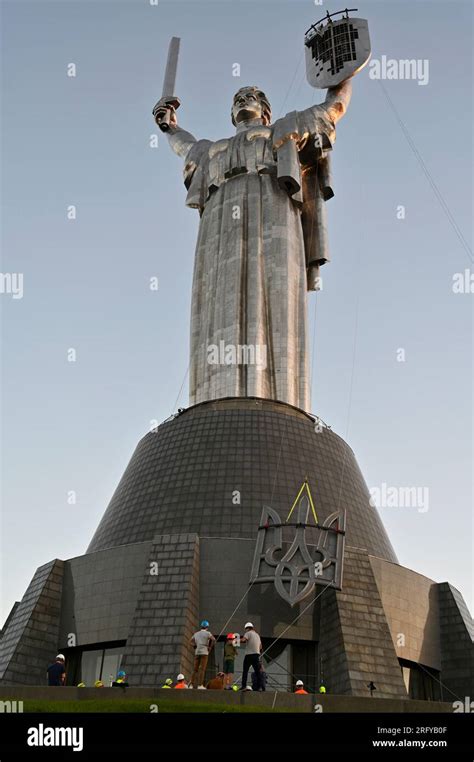 En El Escudo De Metros De Altura En El Monumento A La Patria En Kiev