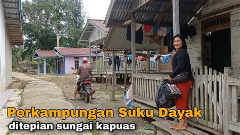 Susana Perkampungan Suku Dayak Di Pantaran Sungai Kapuas Kalimantan