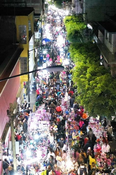 Abarrotan Reyes Magos calles del Centro de León visitan 200 puestos