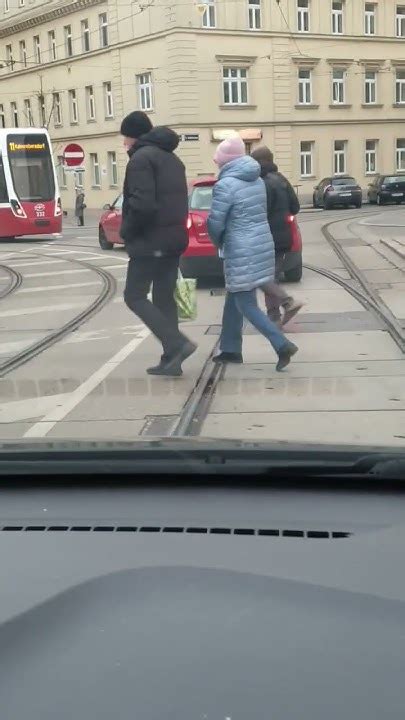 Pjesaci paznja ...... - YouTube