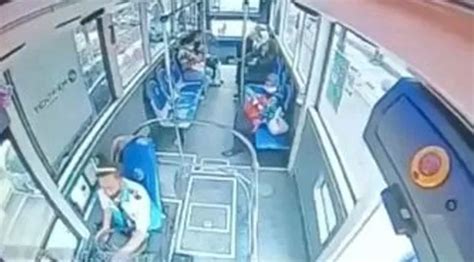 Video Sopir Bus Trans Metro Pasundan Dipukul Di Jalan Merdeka Kota