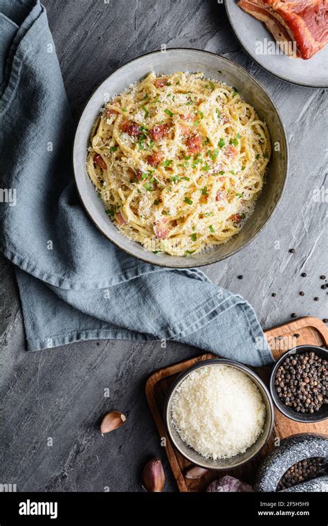 Klassische Pasta Carbonara In Einer Keramikplatte Herzhaftes