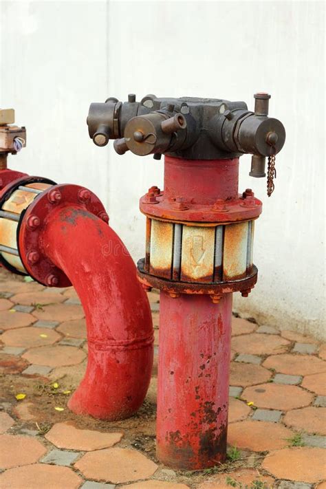 Rote Rostige Metallbrauchwasserrohre Mit Einem Ventil Stockbild Bild