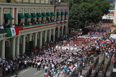 Colorido Desfile Conmemorativo Al Aniversario De La Independencia