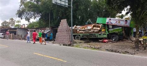 Truk Tabrak Kendaraan Hingga Pejalan Kaki Di Tanah Datar Tewas