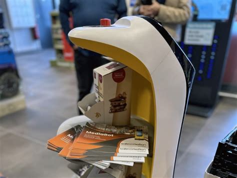 Rollender Einkaufsbegleiter Rewe USH Hier Zeigt Der Service Roboter