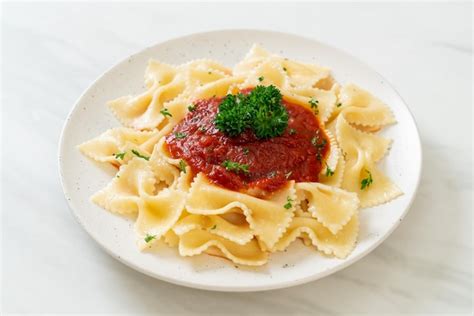 Pasta Farfalle En Salsa De Tomate Con Perejil Estilo Italiano Foto