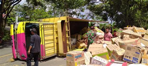 Lagi Lagi Sebuah Truk Pengangkut Barang Campuran Terguling Di Batu