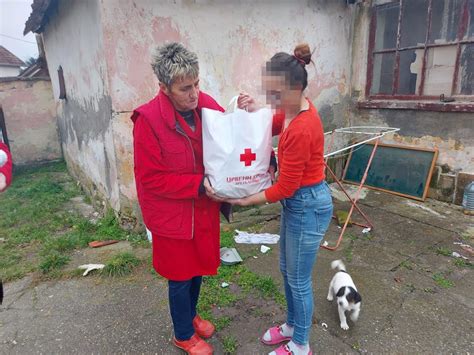 Crveni krst Zrenjanin uručio humanitarne pakete najugroženijim